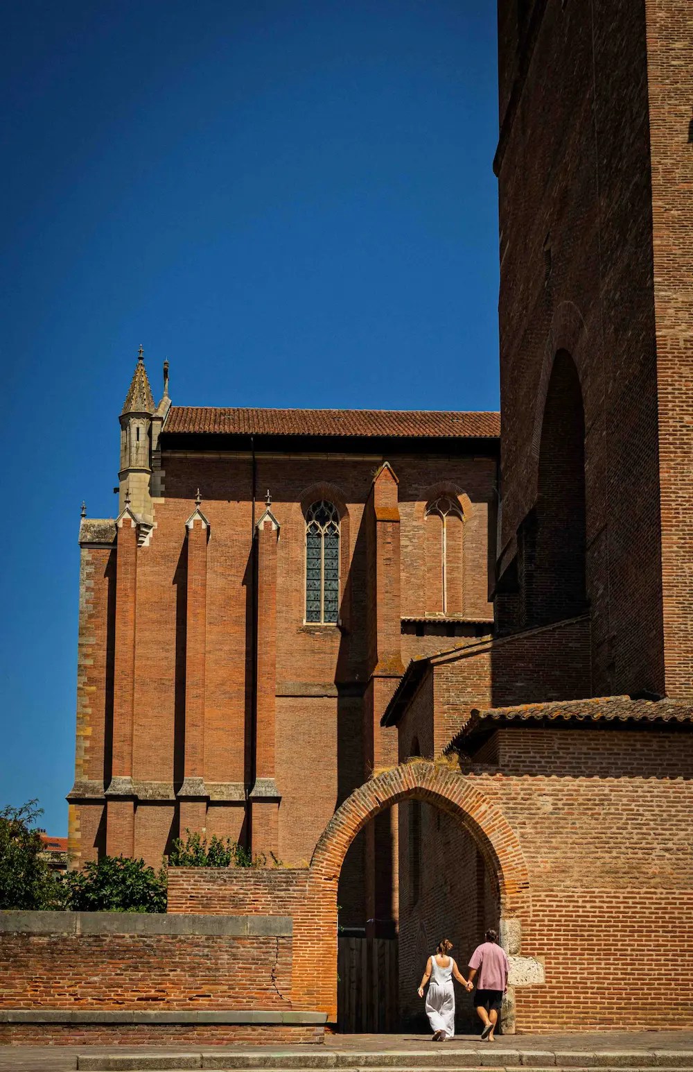 Couple visiting Toulouse in front of the Saint-Étienne cathedral